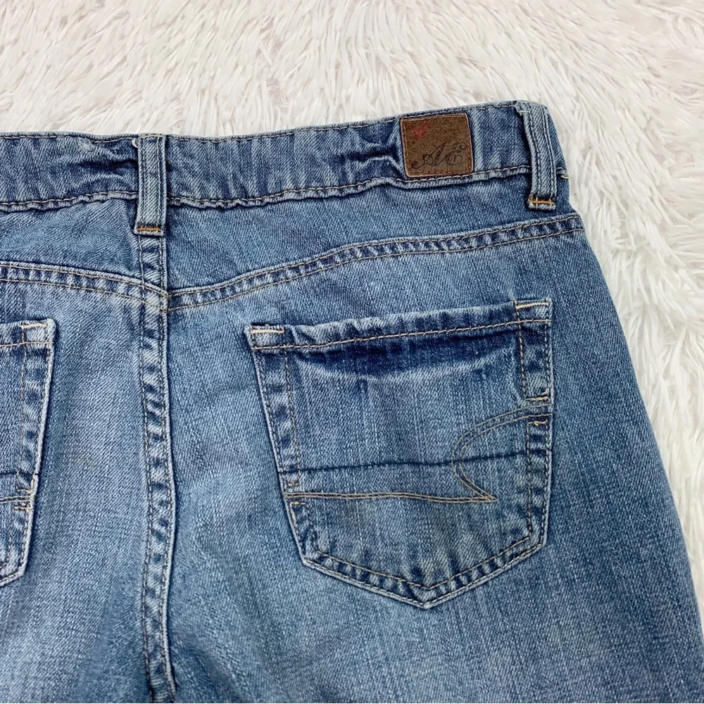American Eagle women size 4 Short low rise original‎ 77 jeans in blue